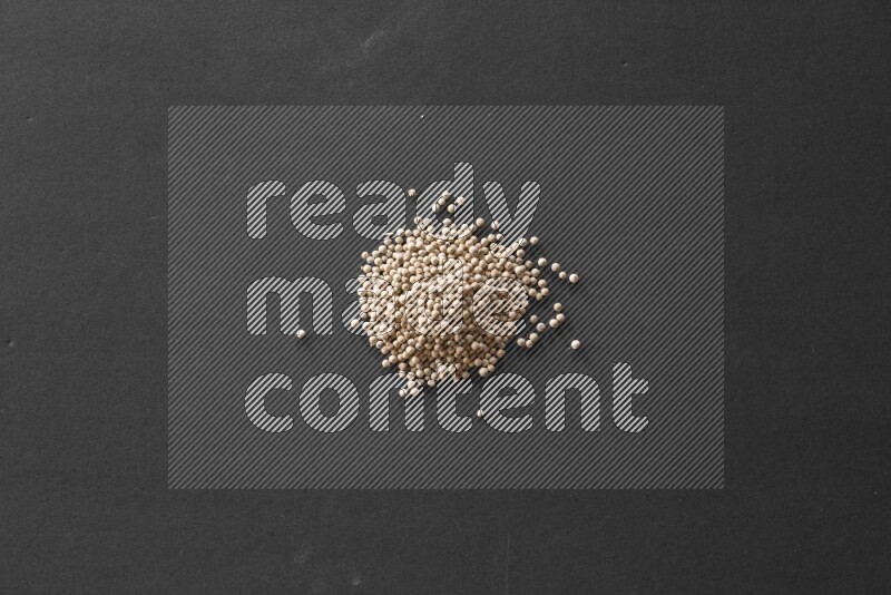 الفلفل الأبيض علي خلفية سوداء