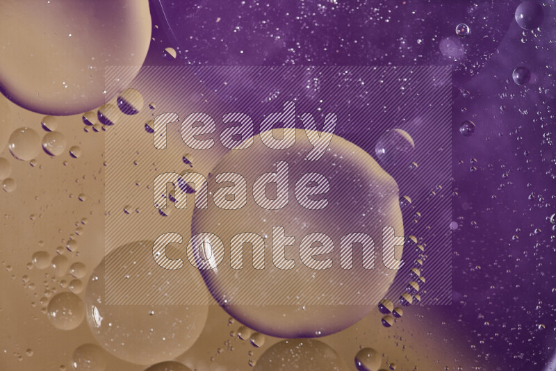 لقطات مقربة لفقاعات من الزيت على سطح الماء باللون الأرجواني والبني