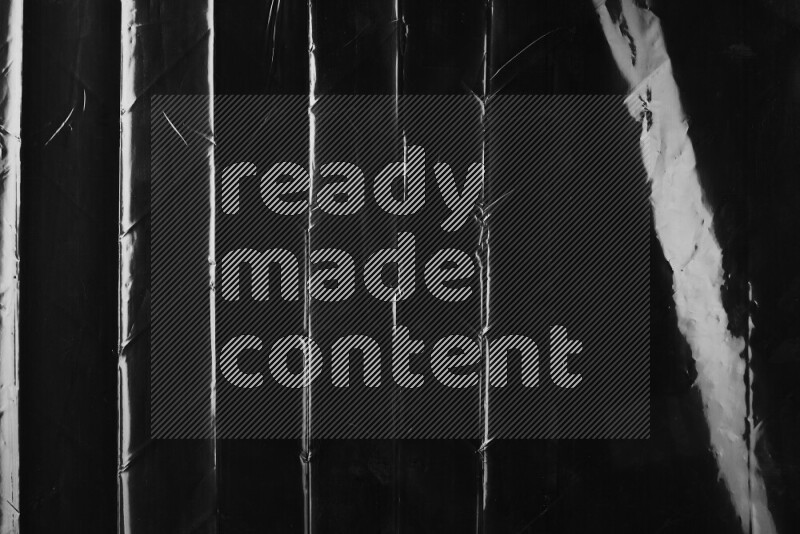 تظهر الصورة سطح من البلاستيك علي خلفية داكنة