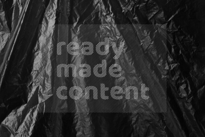 تظهر الصورة سطح من البلاستيك علي خلفية داكنة