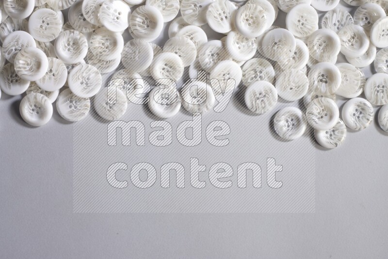 أزرار بيضاء موضوعة علي خلفية رمادية