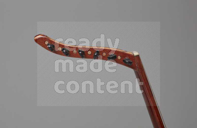 اجزاء من عود خشبي بني على خلفية رمادية