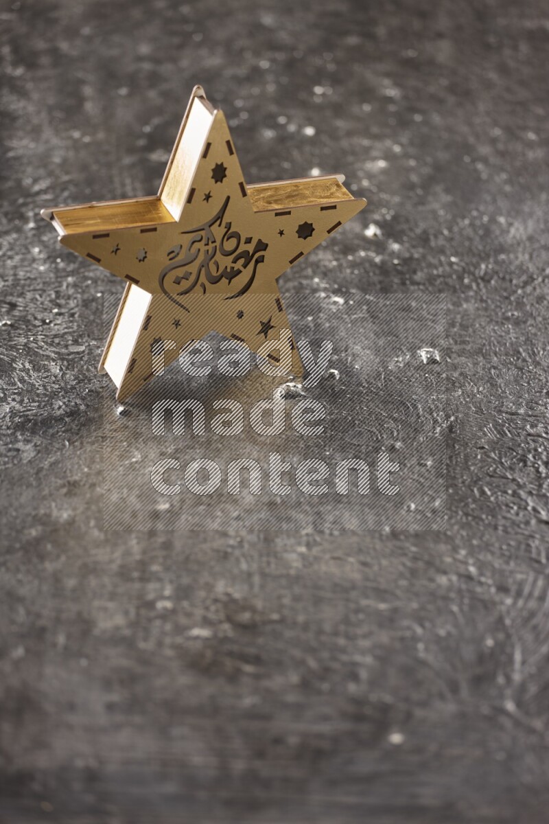 فانوس موضوع علي خلفية سوداء