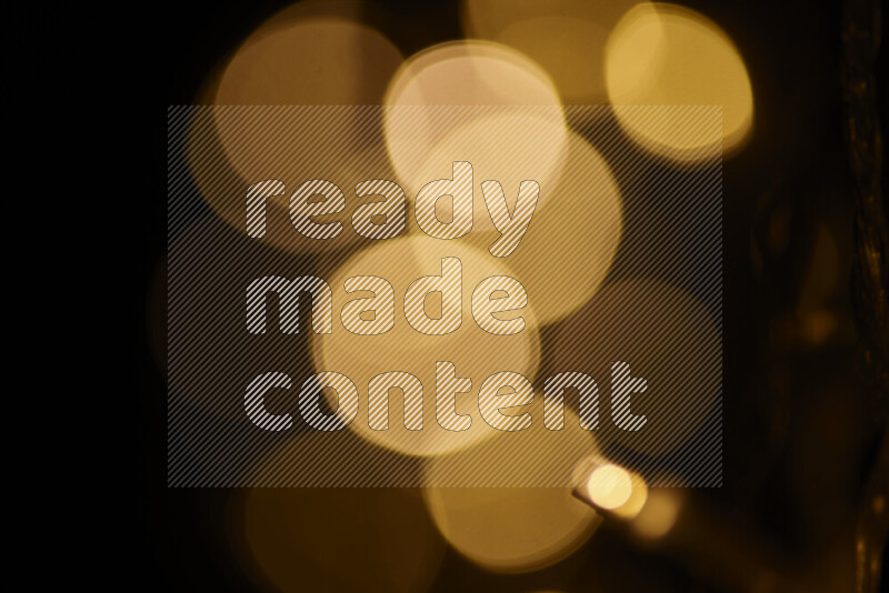 مصابيح ذهبية علي خلفية سوداء