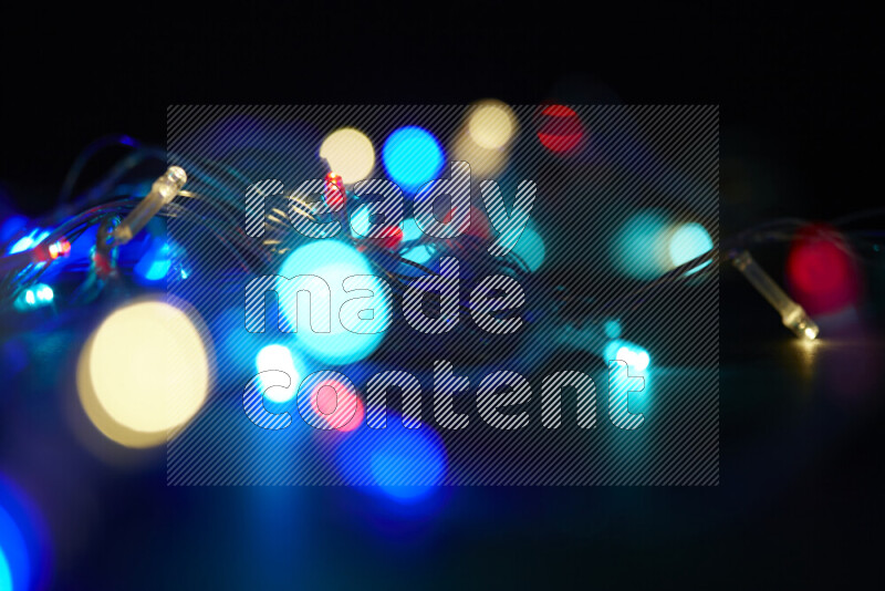 مصابيح ملونة علي خلفية سوداء