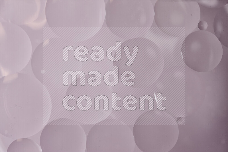 لقطات مقربة لفقاعات من الزيت على سطح الماء باللون الرمادي