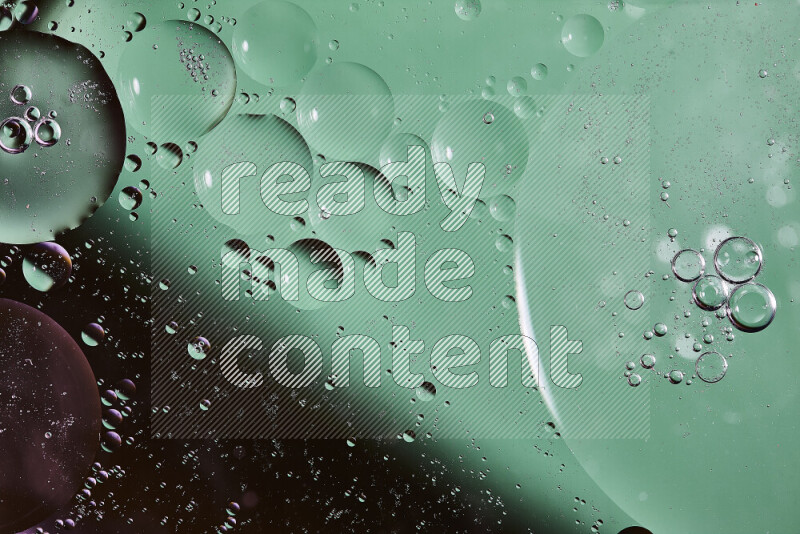 لقطات مقربة لفقاعات من الزيت على سطح الماء باللون الأسود والأخضر