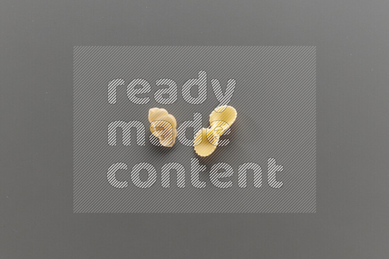 معكرونة قواقع مع أنواع أخري من المعكرونة علي خلفية رمادية