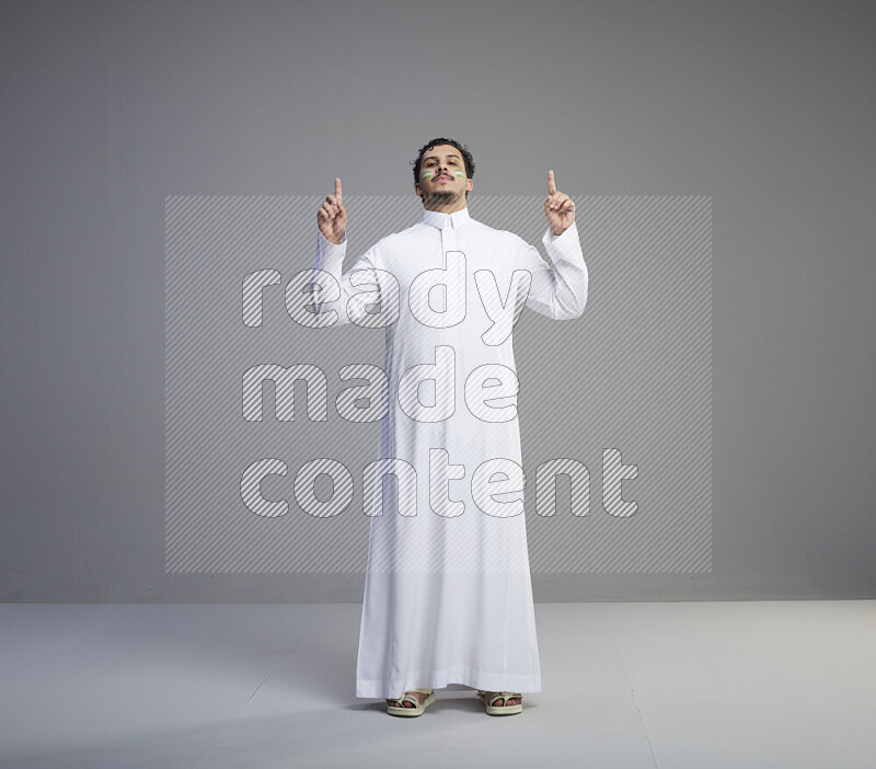 رجل سعودي يرتدي ثوب ابيض ويتفاعل مع الكاميرا