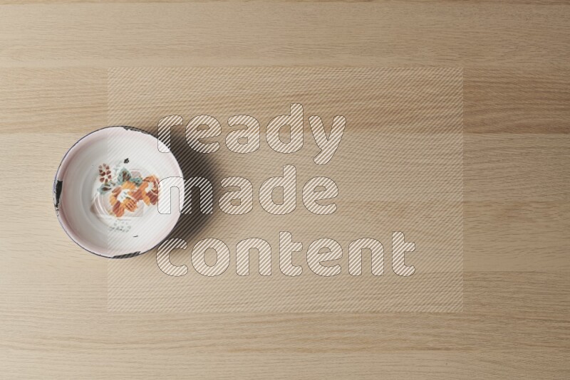 صحن معدني عتيق على خلفية خشبية فاتحة