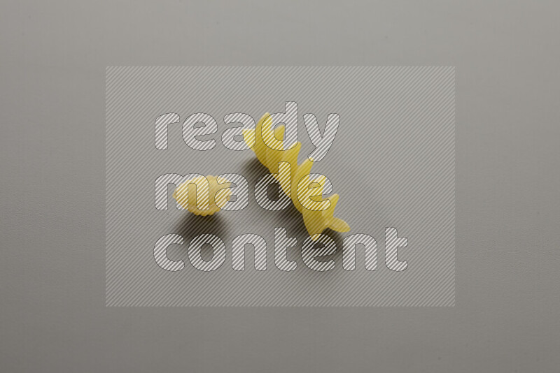 معكرونة ودعة في وعاء فخاري علي خلفية رمادية