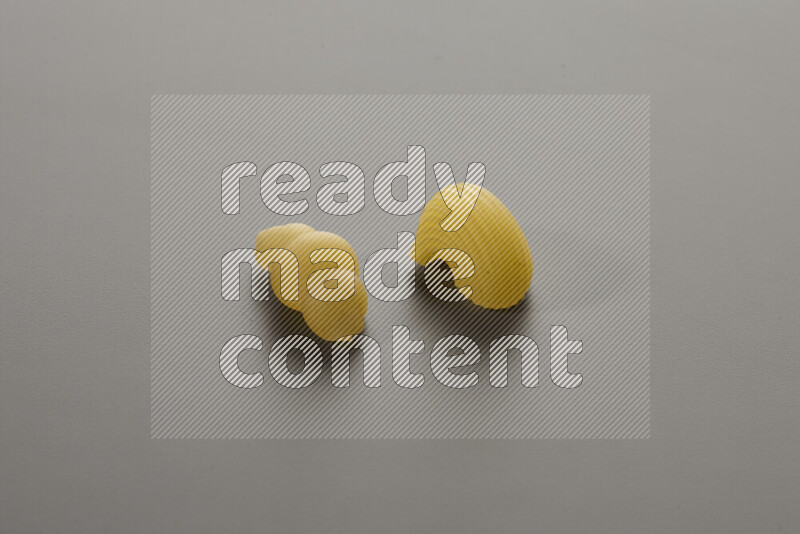 معكرونة قواقع مع أنواع أخري من المعكرونة علي خلفية رمادية