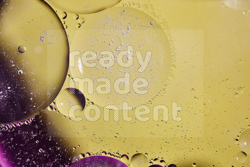 لقطات مقربة لفقاعات من الزيت على سطح الماء باللون الأصفر والوردي