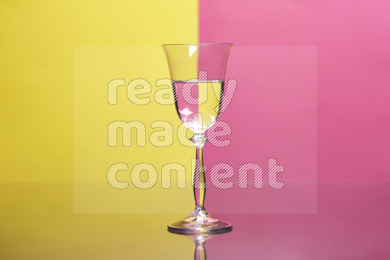 تظهر الصورة أواني زجاجية ممتلئة بالماء موضوعة على خلفية من اللونين الأصفر والوردي