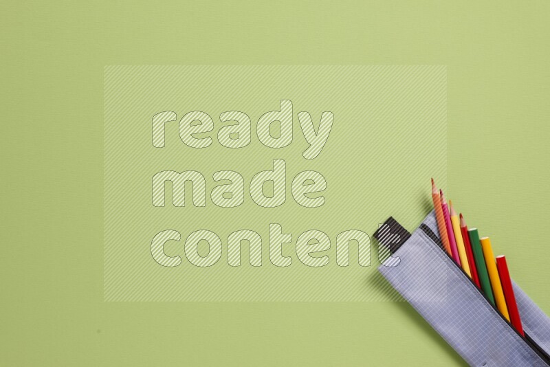 مستلزمات مدرسية مختلفة على خلفية خضراء