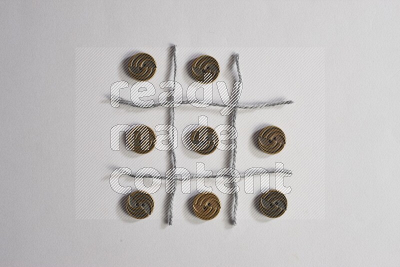 أزرار معدنية موضوعة علي خلفية رمادية