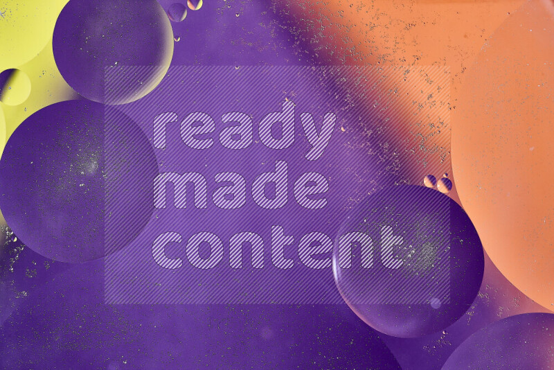 لقطات مقربة لفقاعات من الزيت على سطح الماء باللون الأصفر والبرتقالي والأرجواني