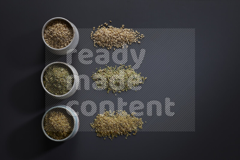 بقوليات في أوعية فخارية علي خلفية رمادية