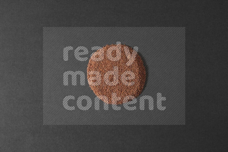 بذور حب الرشاد علي شكل دائرة علي خلفية سوداء