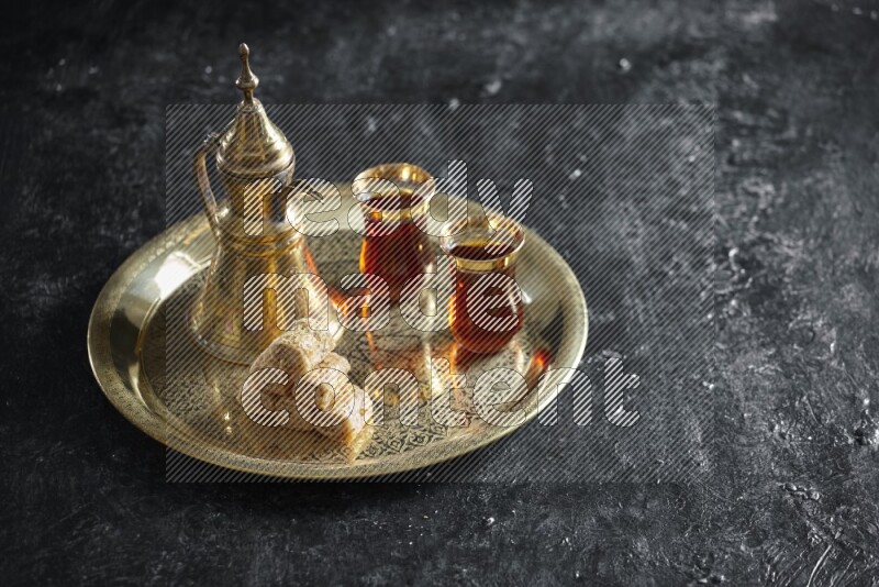 جلاش مع مشروب ساخن على صينية معدنية