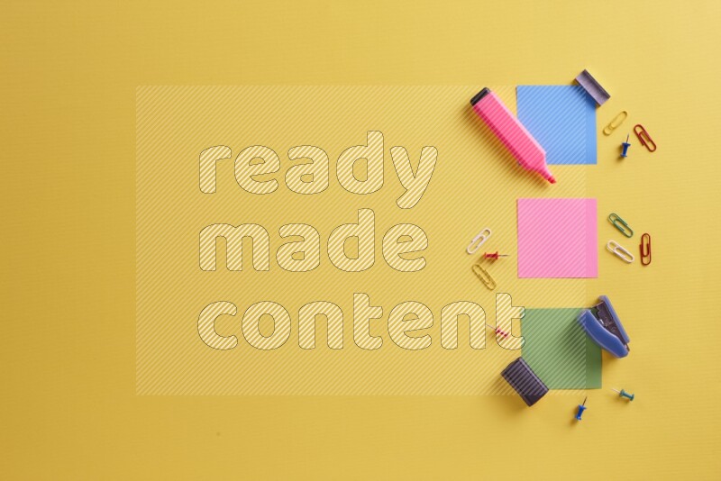 ورق ملاحظات متعدد الألوان مع مستلزمات مدرسية على خلفية صفراء