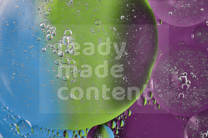 لقطات مقربة لفقاعات من الزيت على سطح الماء باللون الأرجواني والأخضر والأزرق