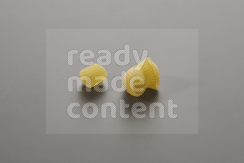 معكرونة خواتم مع أنواع أخري من المعكرونة علي خلفية رمادية