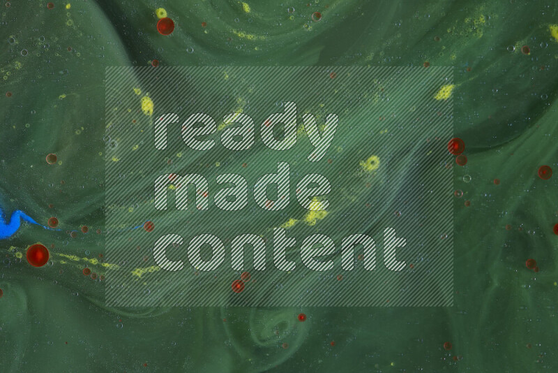 تلتقط الصورة تناثرا للطلاء الأصفر والأحمر والأزرق علي خلفية خضراء