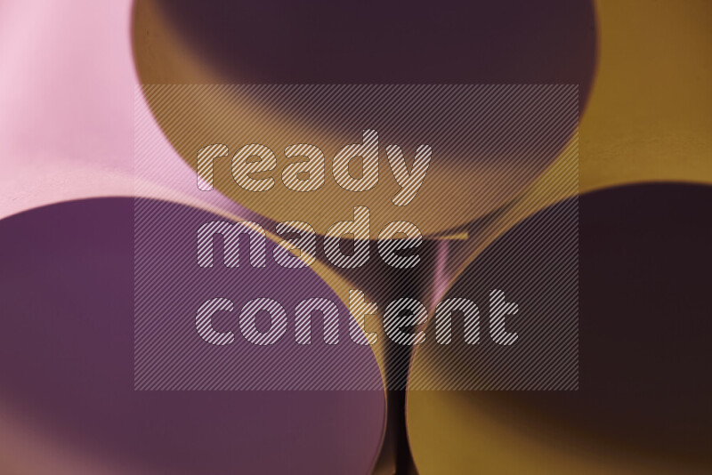 الصورة تعرض فن ورقي تجريدي بأشكال دائرية بدرجات متنوعة من اللون الوردي والدرجات الدافئة