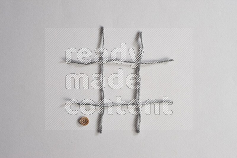 أزرار بنية موضوعة علي خلفية رمادية