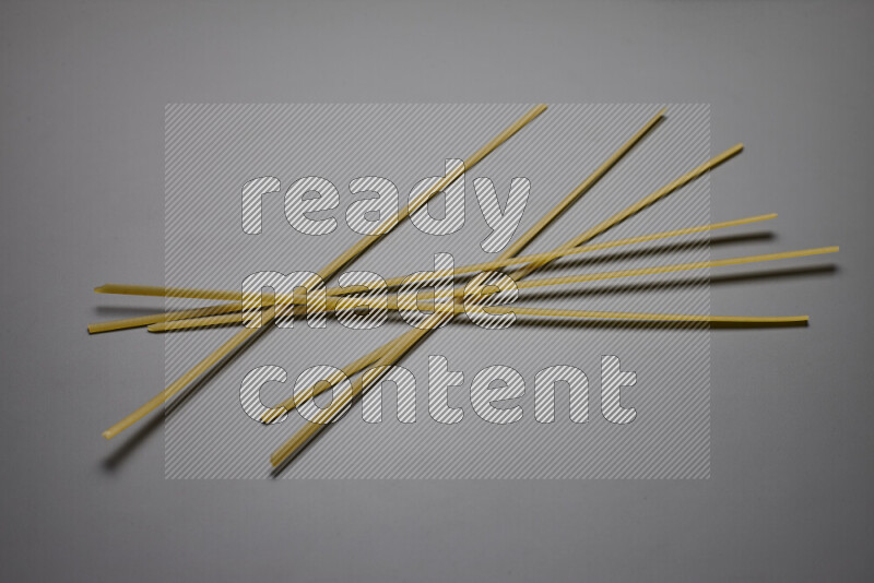 معكرونة شرايط علي خلفية رمادية