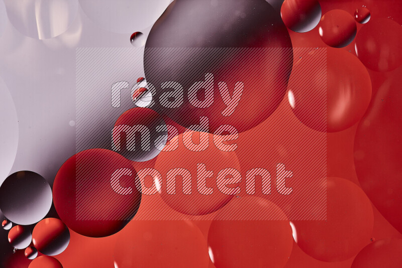 لقطات مقربة لفقاعات من الزيت على سطح الماء باللون الأبيض والأحمر