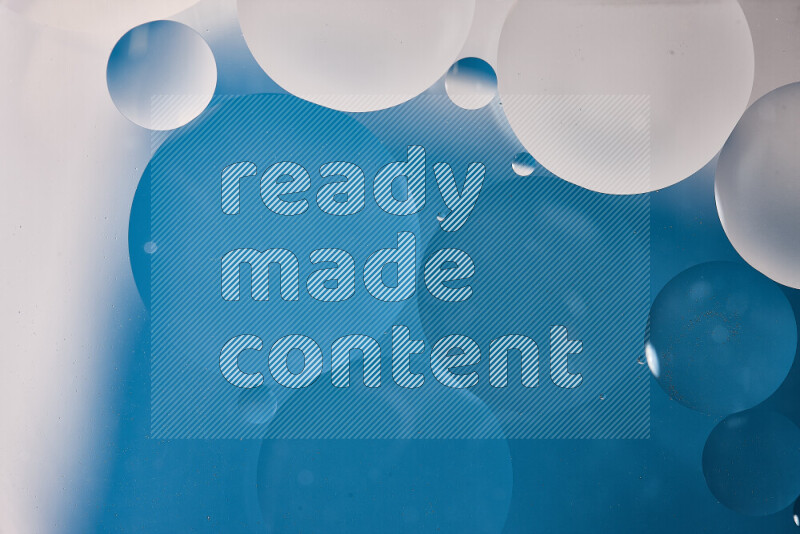 لقطات مقربة لفقاعات من الزيت على سطح الماء باللون الأبيض والأزرق