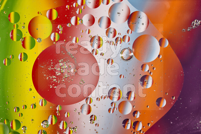 لقطات مقربة لفقاعات من الزيت على سطح الماء بألوان متنوعة