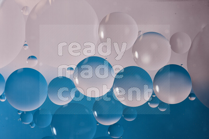 لقطات مقربة لفقاعات من الزيت على سطح الماء باللون الأبيض والأزرق