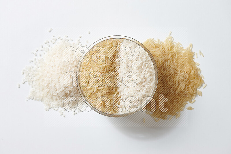 أرز ابيض وأرز بسمتي علي خلفية بيضاء