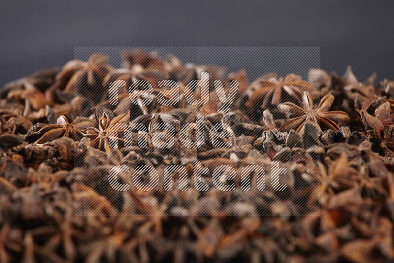 اليانسون النجمي يغطي الإطار على خلفية سوداء