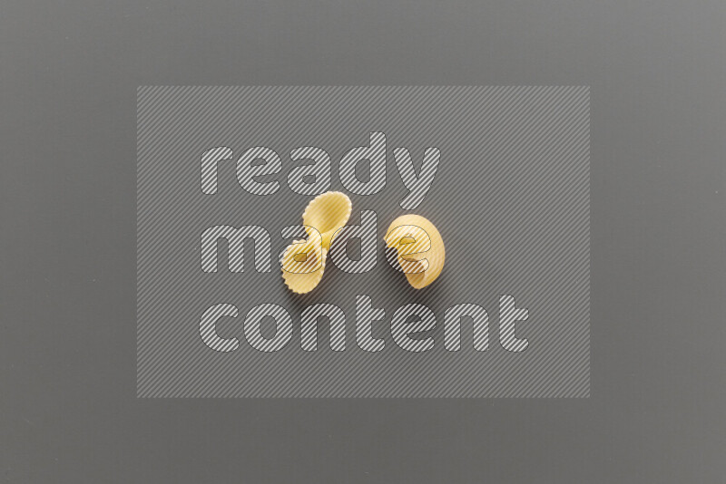 معكرونة فيونكة مع أنواع أخري من المعكرونة علي خلفية رمادية