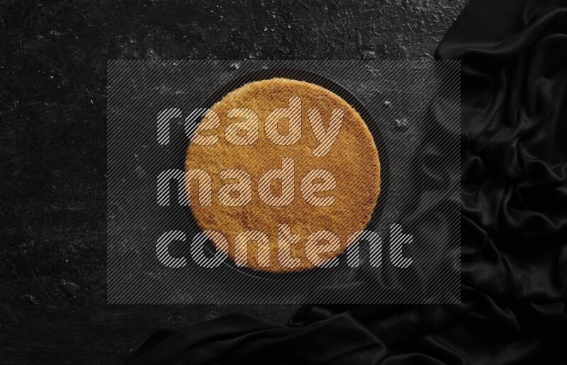 كنافة في أطباق مختلفه علي خلفية سوداء خشبية