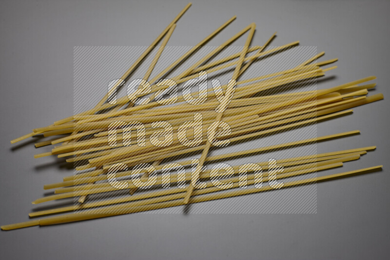 معكرونة شرايط علي خلفية رمادية