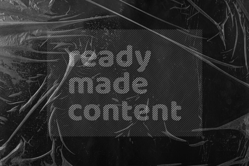 تظهر الصورة سطح من البلاستيك علي خلفية داكنة