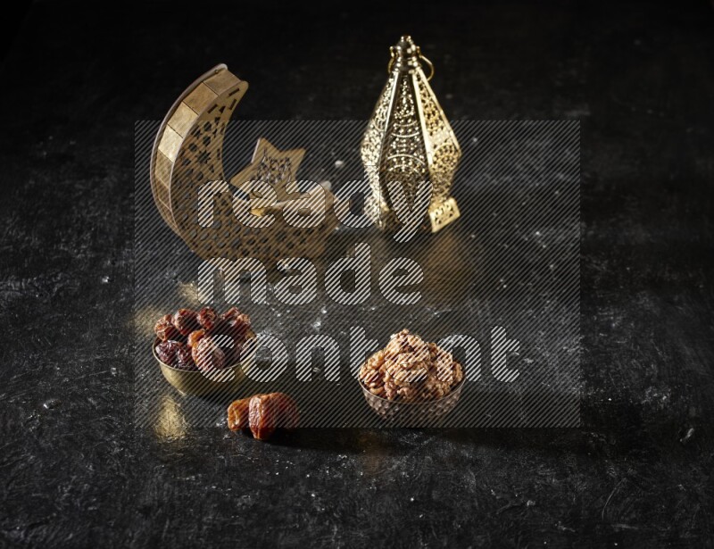 تمر في وعاء معدني مع الجوز بجانب فوانيس ذهبية علي خلفية سوداء