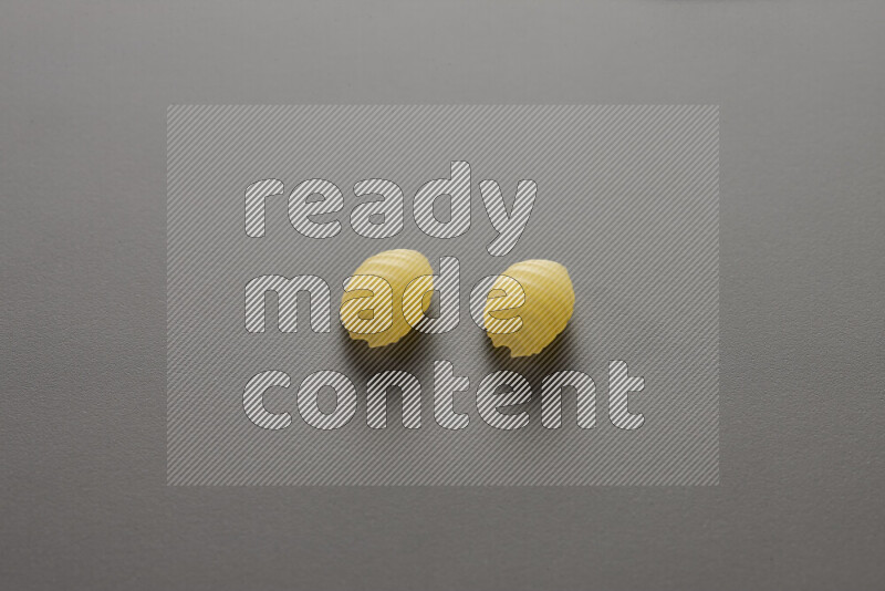 معكرونة ودعة علي خلفية رمادية