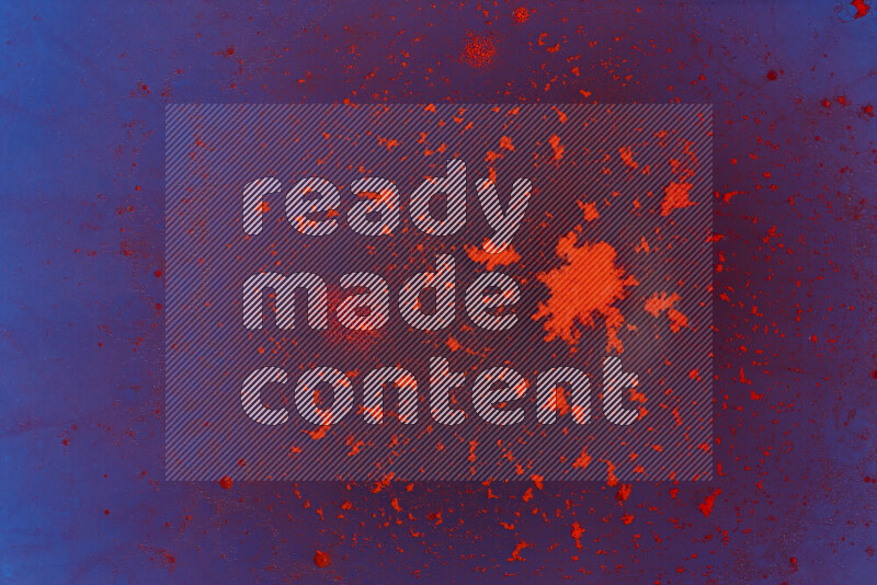 تلتقط الصورة تناثرا للطلاء الأحمر علي خلفية زرقاء