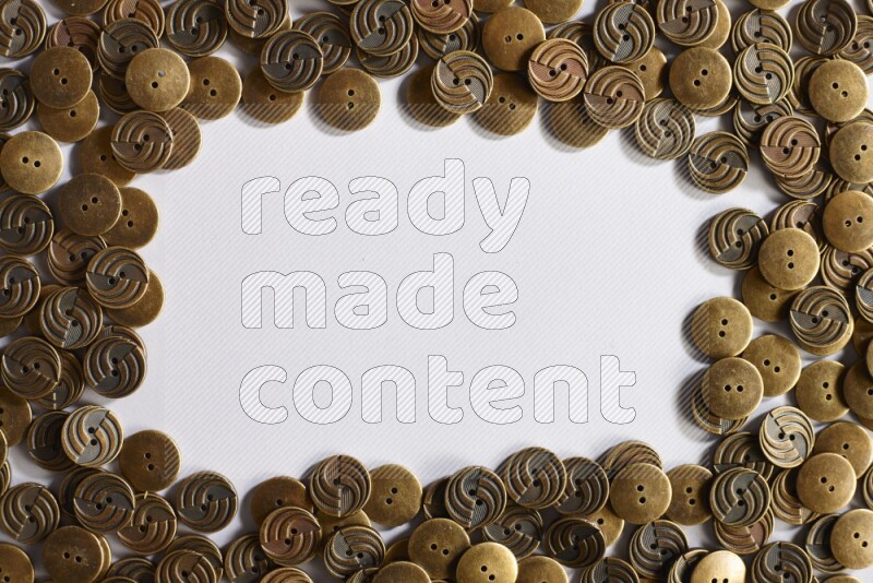 أزرار معدنية موضوعة علي خلفية رمادية