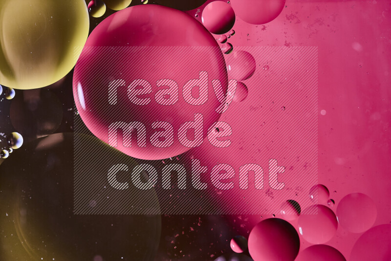 لقطات مقربة لفقاعات من الزيت على سطح الماء باللون الأصفر والوردي