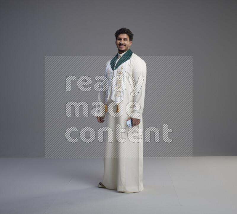 رجل سعودي يرتدي ثوب ابيض و شال يتفاعل مع الكاميرا