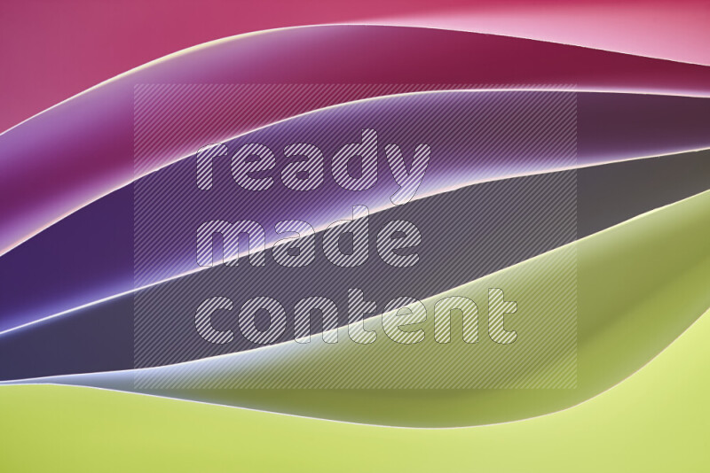 هذه الصورة تعرض تكوين فن الورق التجريدي مع منحنيات ورقية بتدرجات اللون الأخضر والوردي المكونه بواسطة الضوء الملون