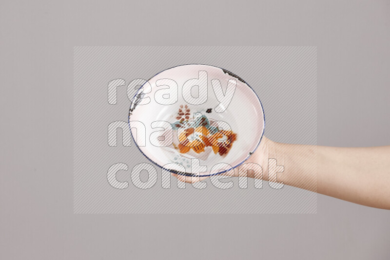 امرأة تحمل بيديها أدوات معدنية مختلفة في أوضاع متعددة