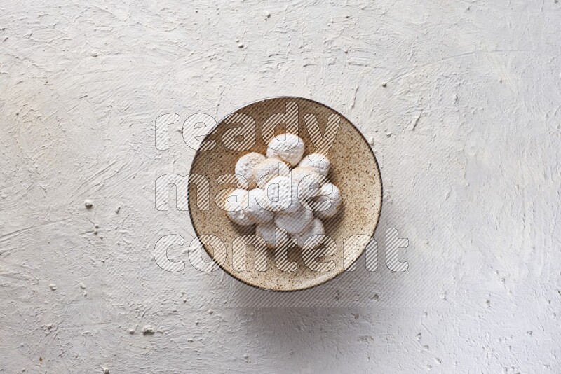 كحك على صحن تقديم على خلفية بيضاء